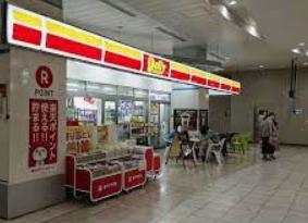 コンビニ　デイリーヤマザキSR鳩ケ谷駅店（コンビニ）まで444m