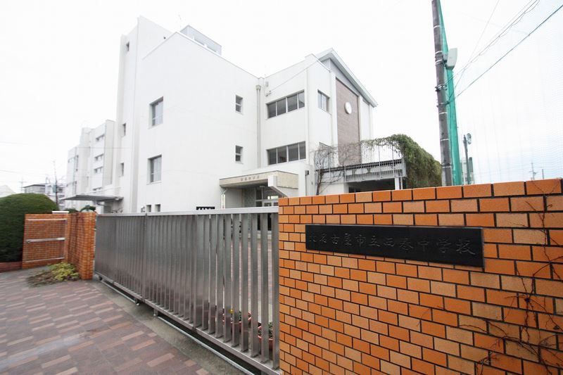 中学校　西春中学校（中学校）まで428m
