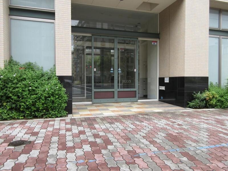 エントランス　入り口は道路に面した側と裏側と２カ所あります。