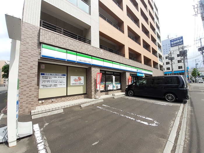 コンビニ　ファミリーマート（コンビニ）まで30m