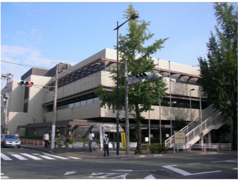 図書館　八王子市中央図書館（図書館）まで545m