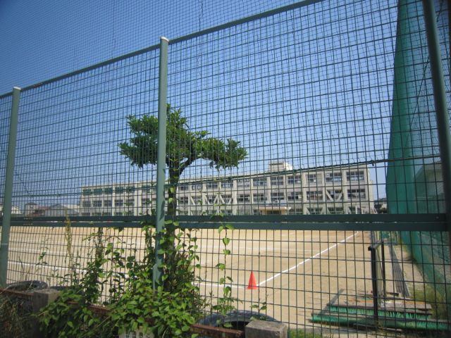 中学校　桑名市立明正中学校（中学校）まで495m