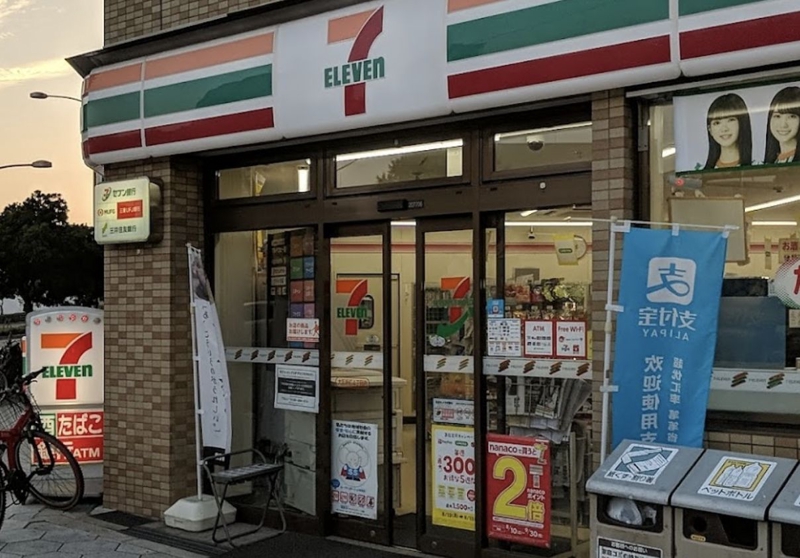 コンビニ　セブンイレブン大阪新町4丁目店（コンビニ）まで131m