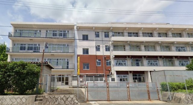 小学校　箕面市立中小学校（小学校）まで1861m