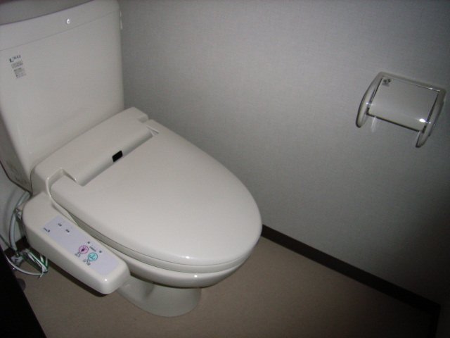 トイレ　同物件別号室のものです。