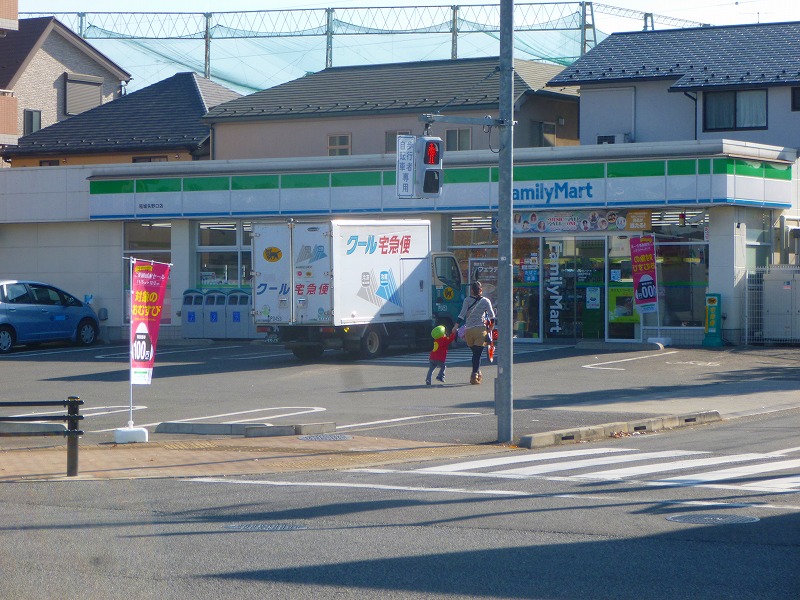 コンビニ　ファミリーマート（コンビニ）まで439m