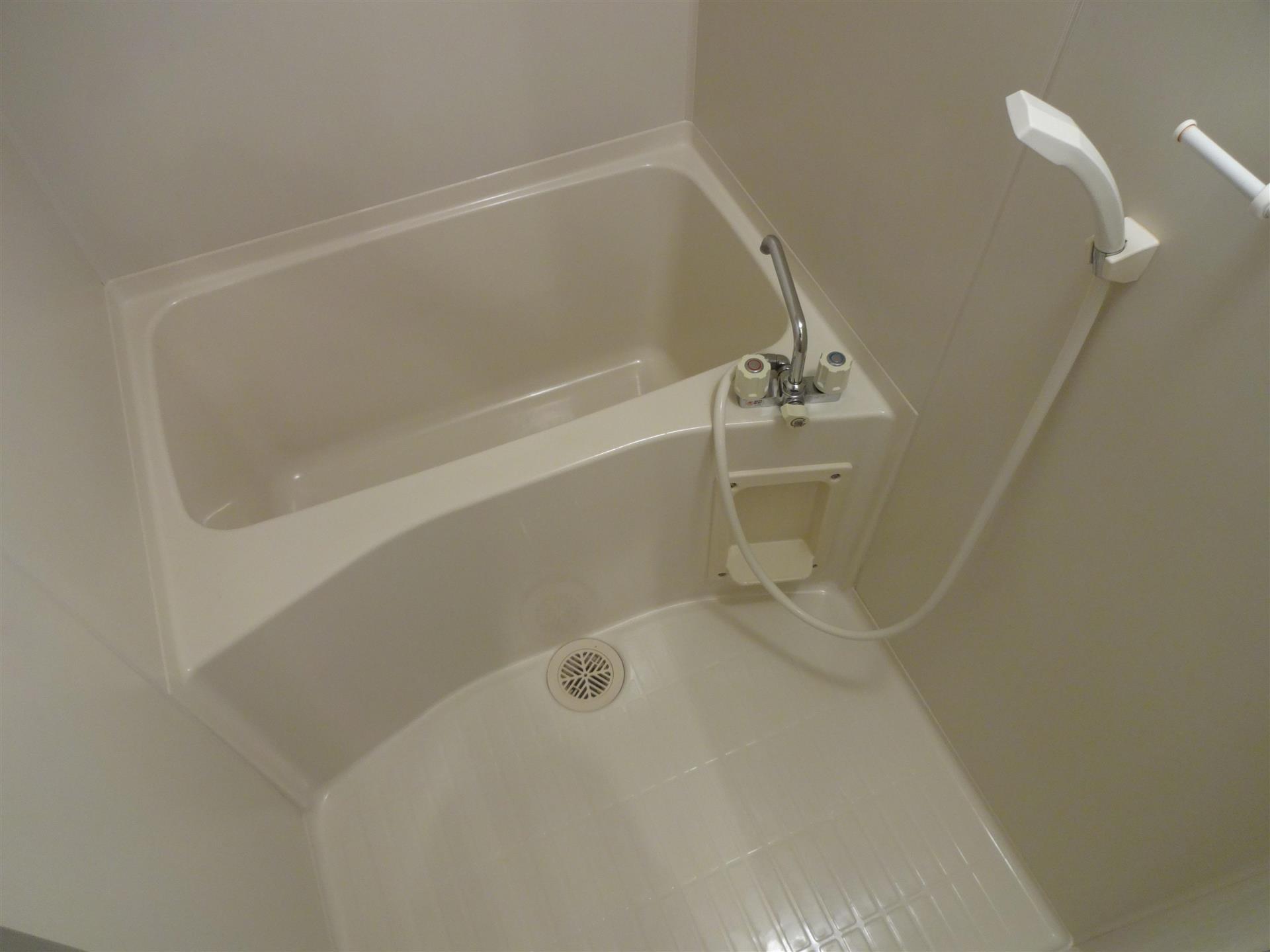 バス・シャワールーム　お風呂とトイレが別。