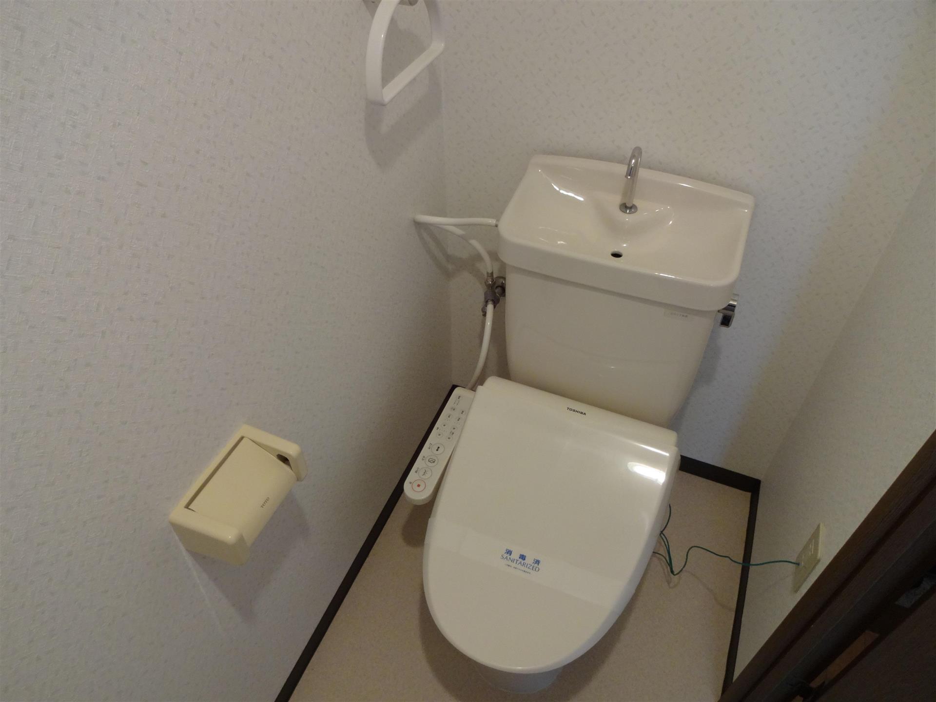 トイレ　シャワートイレが付いています。