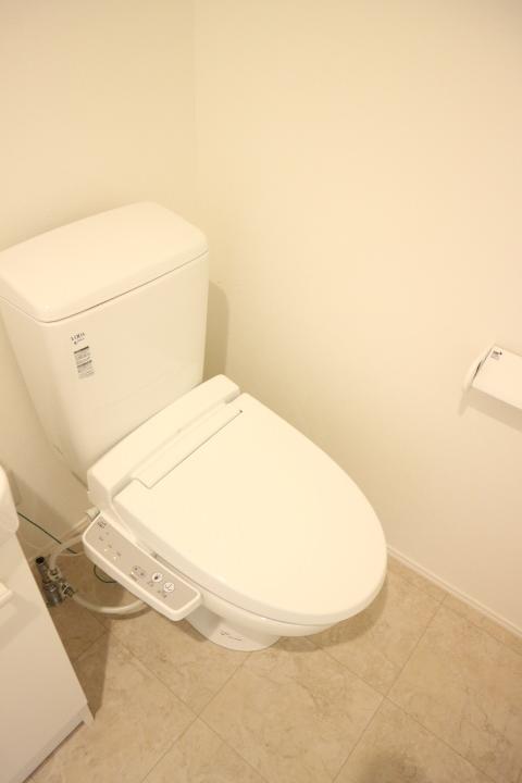 トイレ　落ち着いた色調のトイレです