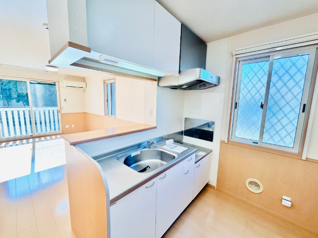 キッチン　同一建物内１０２号室内装写真転載