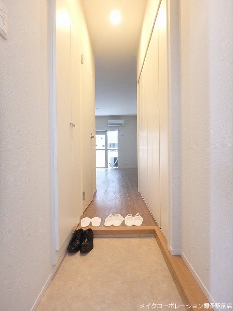 玄関　同物件、別号室の写真です。