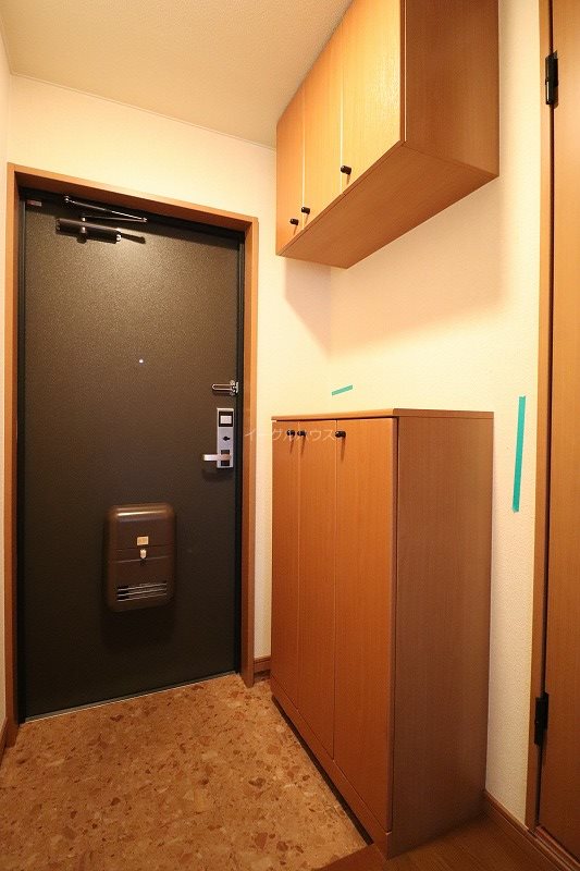玄関　退去予定のため別部屋写真使用