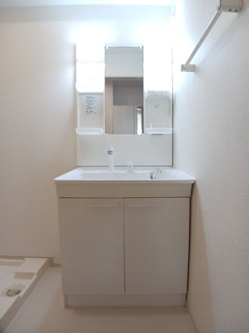 洗面設備　明るい洗面所です