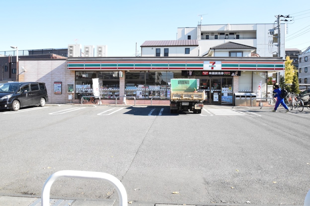 コンビニ　セブンイレブン草加新田店（コンビニ）まで380m