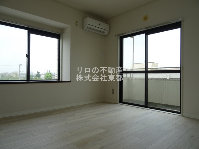 居室・リビング　２面採光なので、明るく風通しのよい過ごしやすいお部屋です♪