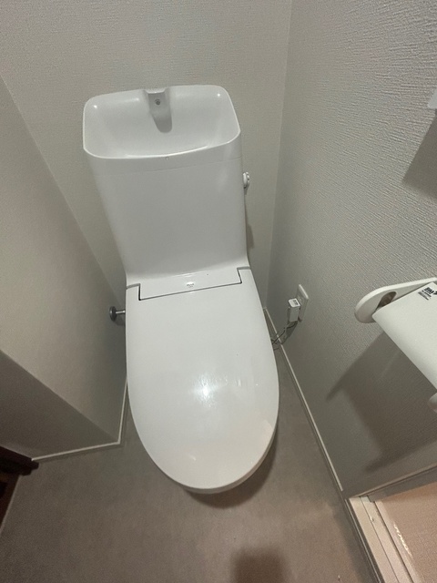 トイレ　温水洗浄便座　＊同タイプ別部屋の写真です