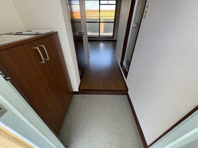 玄関　アパートメント二階 （GoodHome）