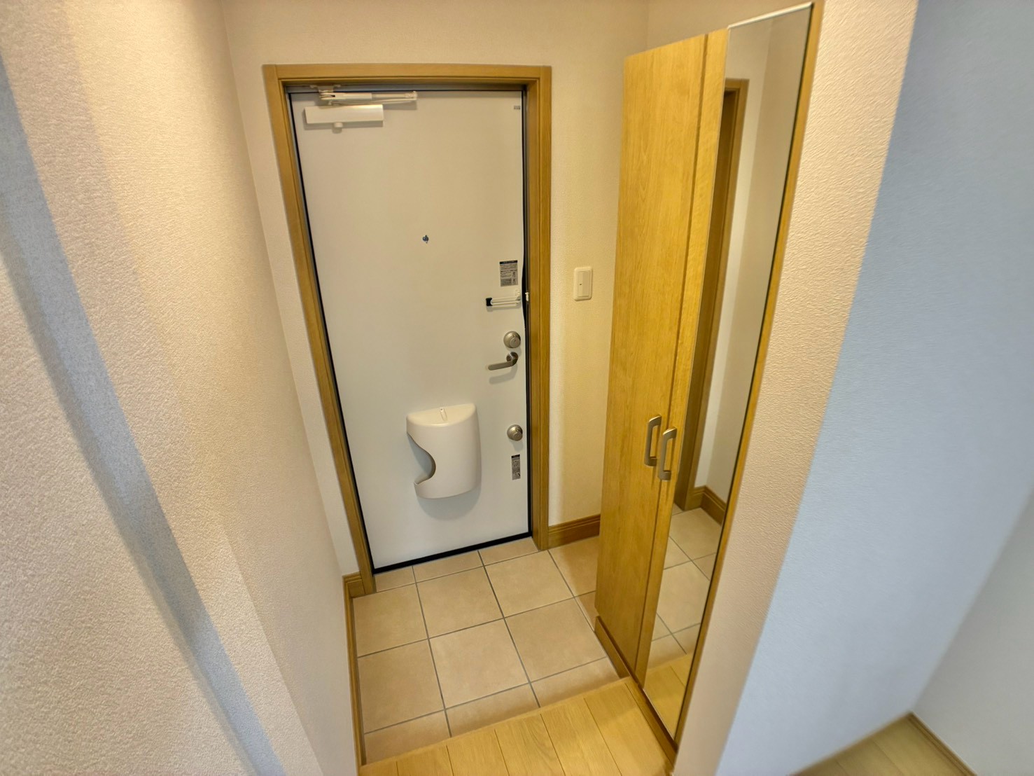 玄関　左右反転タイプ別部屋の写真です。