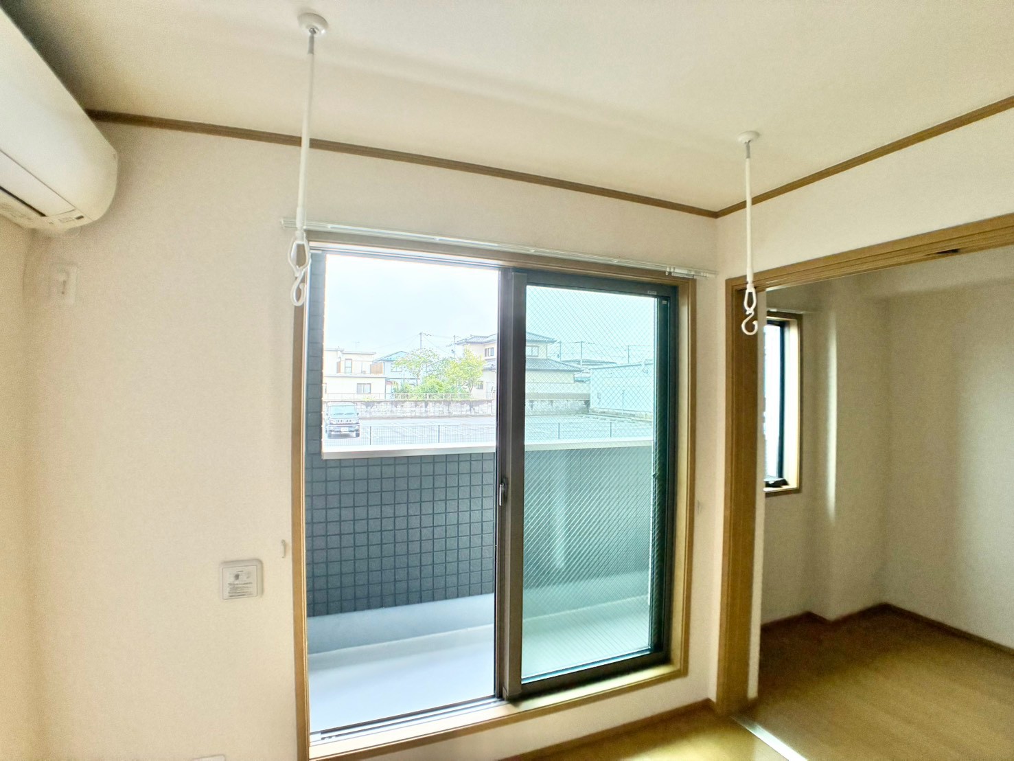 バルコニー　室内物干しあり　左右反転タイプ別部屋の写真です。