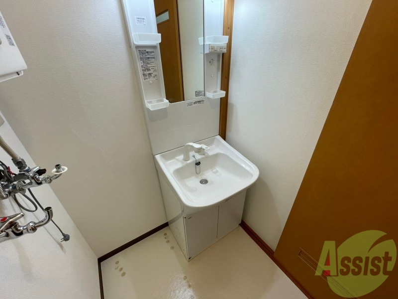 洗面設備　独立洗面台です。大きくてよいですね。シャンプーもできます。