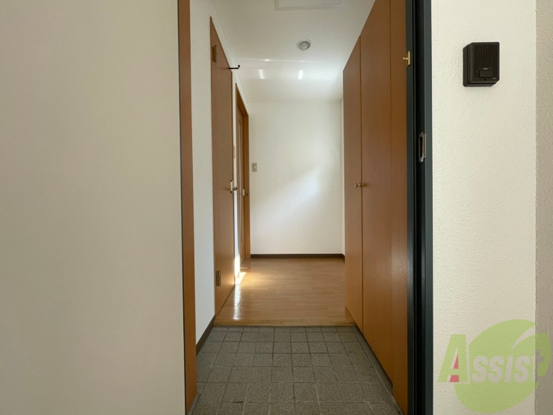 玄関　玄関の様子です。明るい印象ですね。気分もあがりそう。
