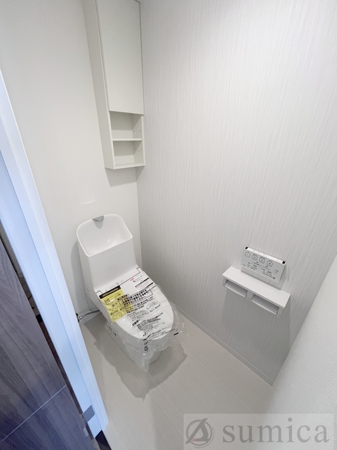 トイレ　人気アイテムの温水洗浄便座。清潔感のあるトイレです。