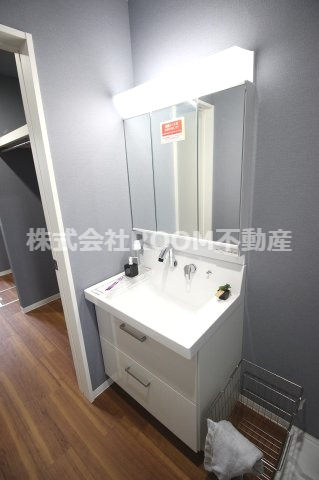 洗面設備　独立洗面台、小物を置くことができて便利です