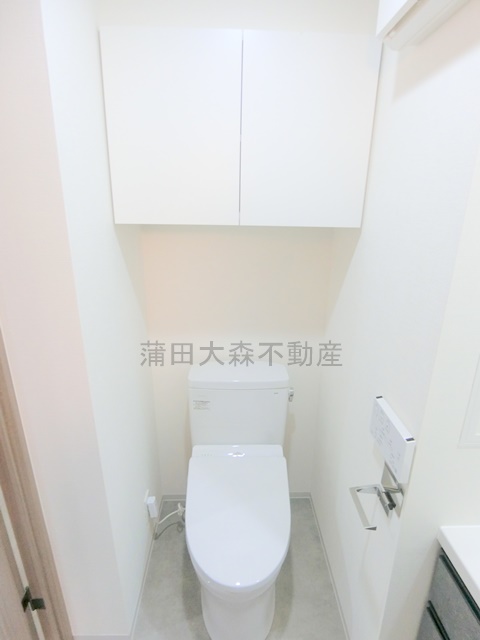 トイレ　棚収納と温水洗浄便座付きのトイレ