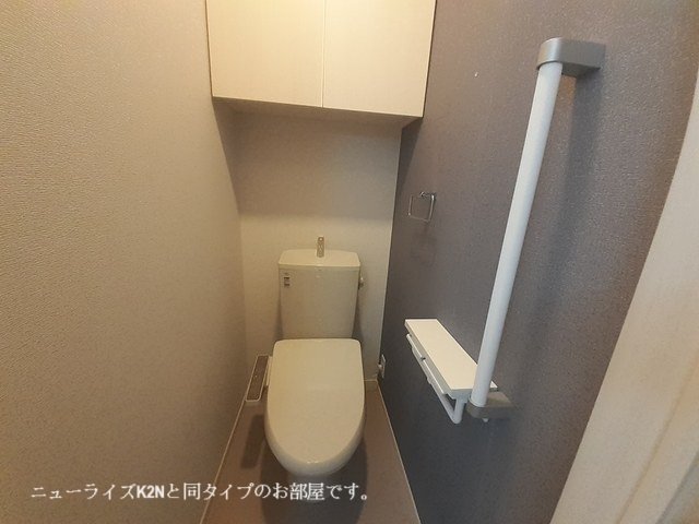 トイレ　落ち着いた色調のトイレです