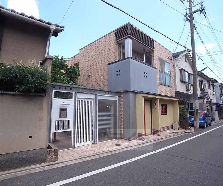 建物外観　オートロック付きで防犯面も安心
