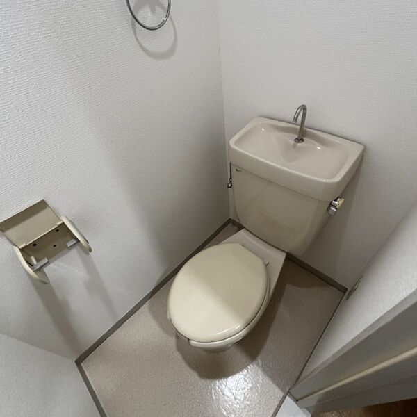 地下鉄西神・山手線 総合運動公園駅 徒歩14分 2階建 築35年のトイレ写真