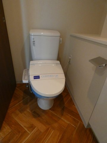 トイレ　落ち着いた色調のトイレです