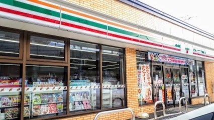 コンビニ　セブンイレブン札幌八軒1条東1丁目店（コンビニ）まで162m