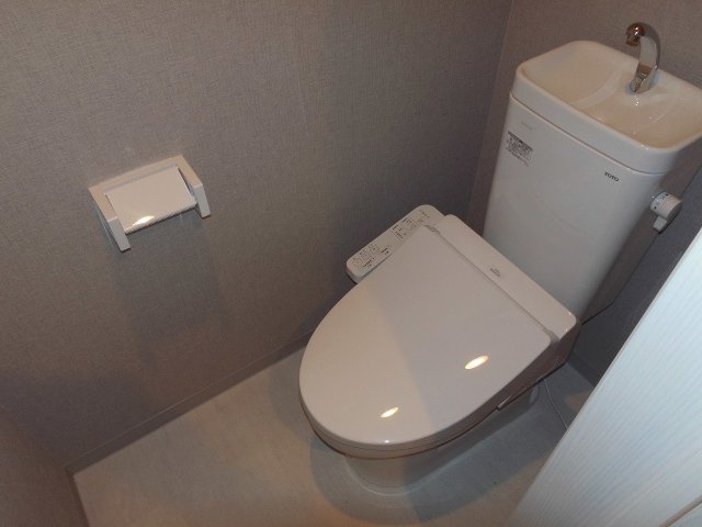 CRASTINE魚住町のトイレ写真