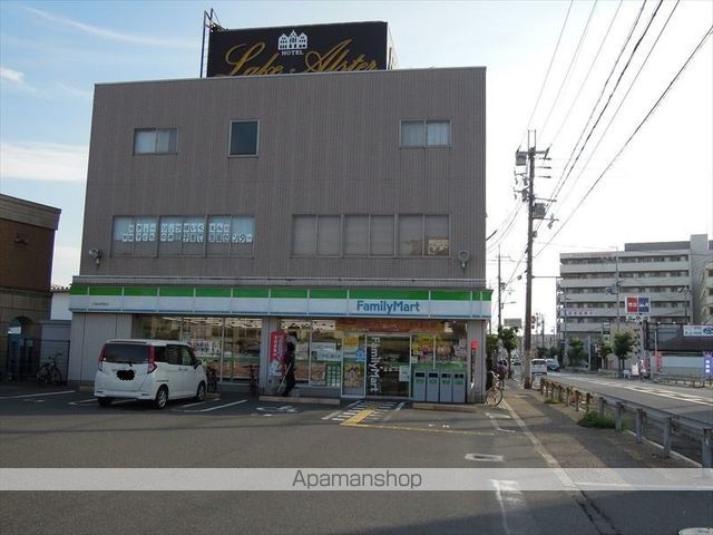 コンビニ　ファミリーマート（コンビニ）まで557m