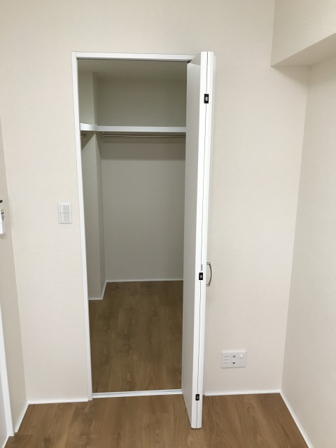 収納　奥行あるウォークインクローゼット