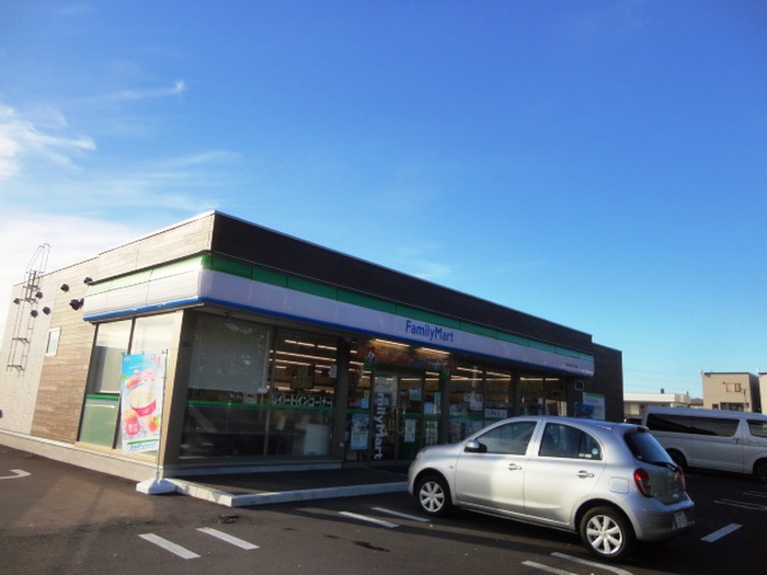 コンビニ　ファミリーマート（コンビニ）まで400m