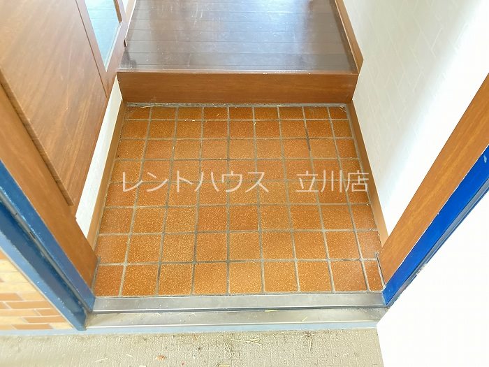 ＪＲ中央線 日野駅 徒歩10分 3階建 築36年の玄関写真