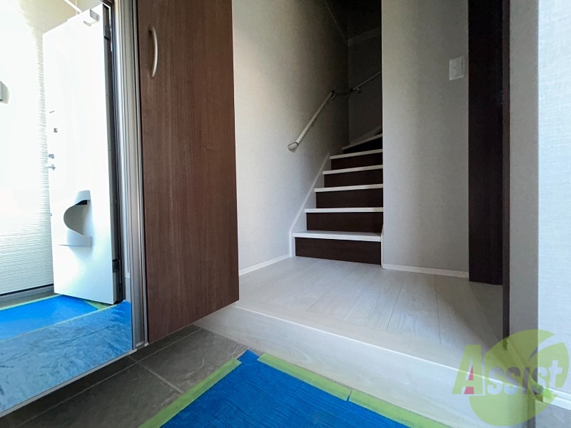 玄関　玄関からの様子です。すぐ部屋が見えないのは安心ですね。
