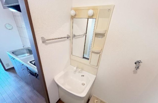 洗面設備　明るい洗面所です