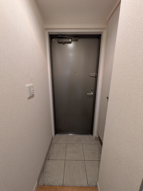 玄関　※クリーニング前の写真です