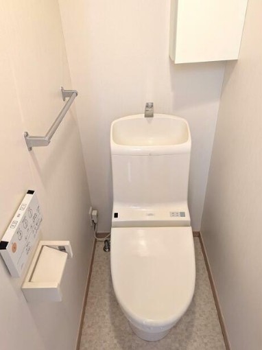 小田急線 下北沢駅 徒歩10分 2階建 築13年のトイレ写真