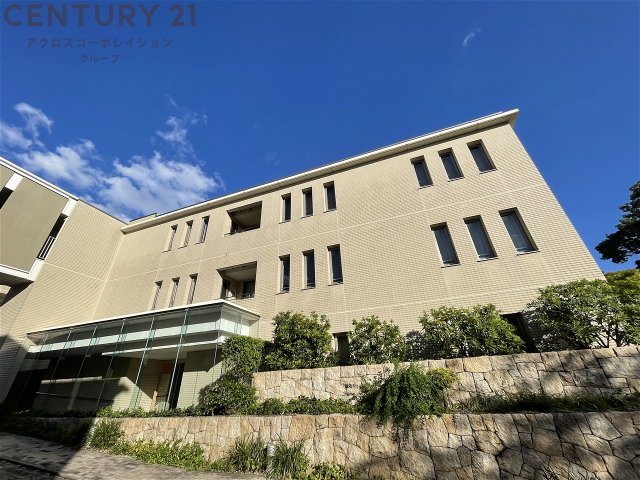 建物外観　オートロックで外部の人間が簡単に出入りできないため安心です。
