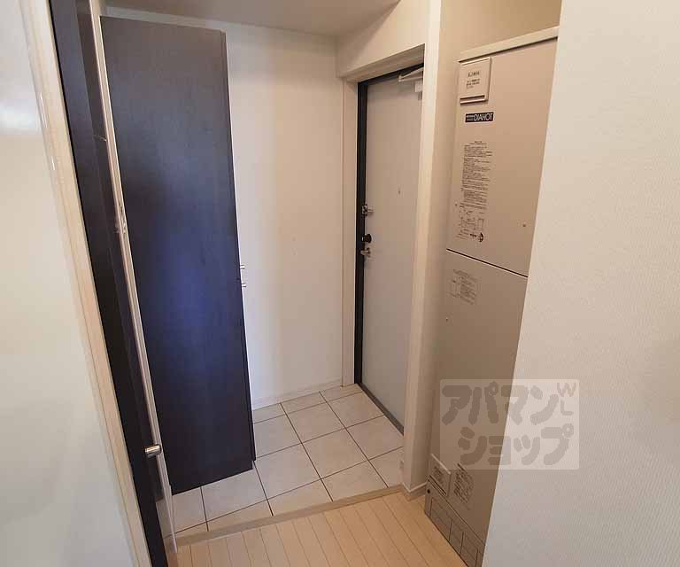 フェミネンス御所西の玄関写真