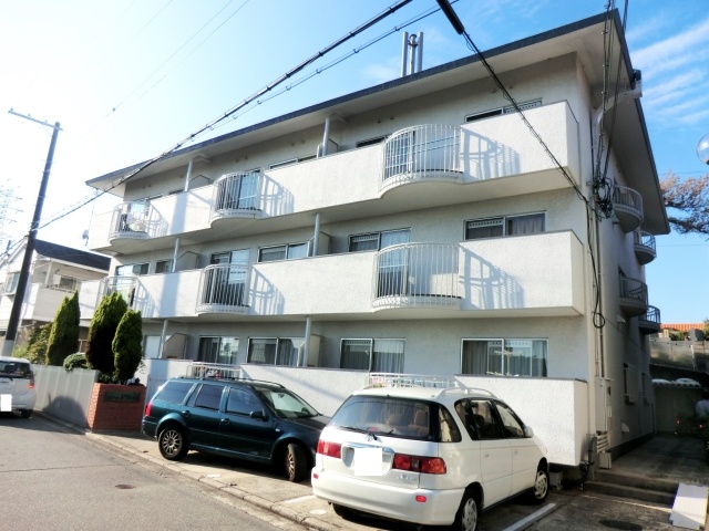 建物外観　敷地内に駐車場があります♪