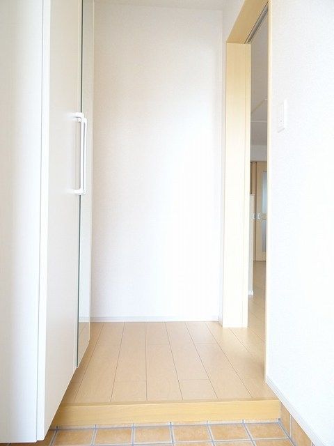 玄関　☆大きめの下駄箱付き
