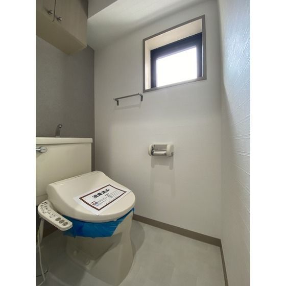 トイレ　落ち着いた色調のトイレです