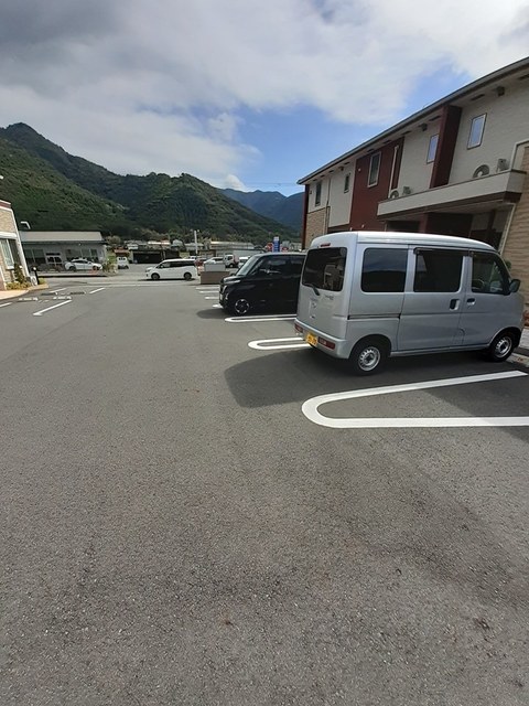 駐車場　敷地内駐車場完備！