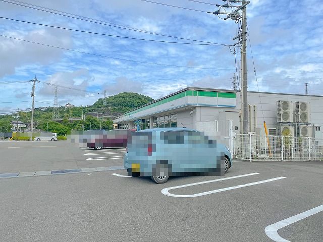 コンビニ　ファミリーマート南国岡豊店（コンビニ）まで374m