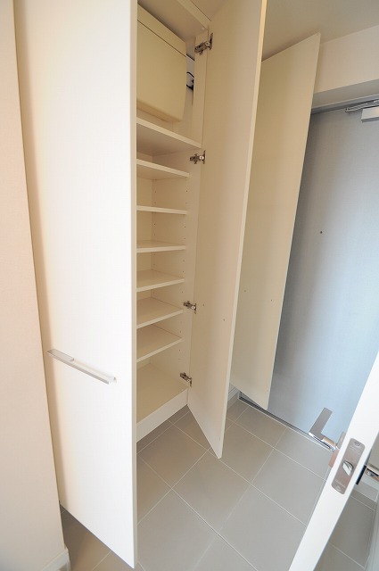 玄関　※別部屋参考写真です